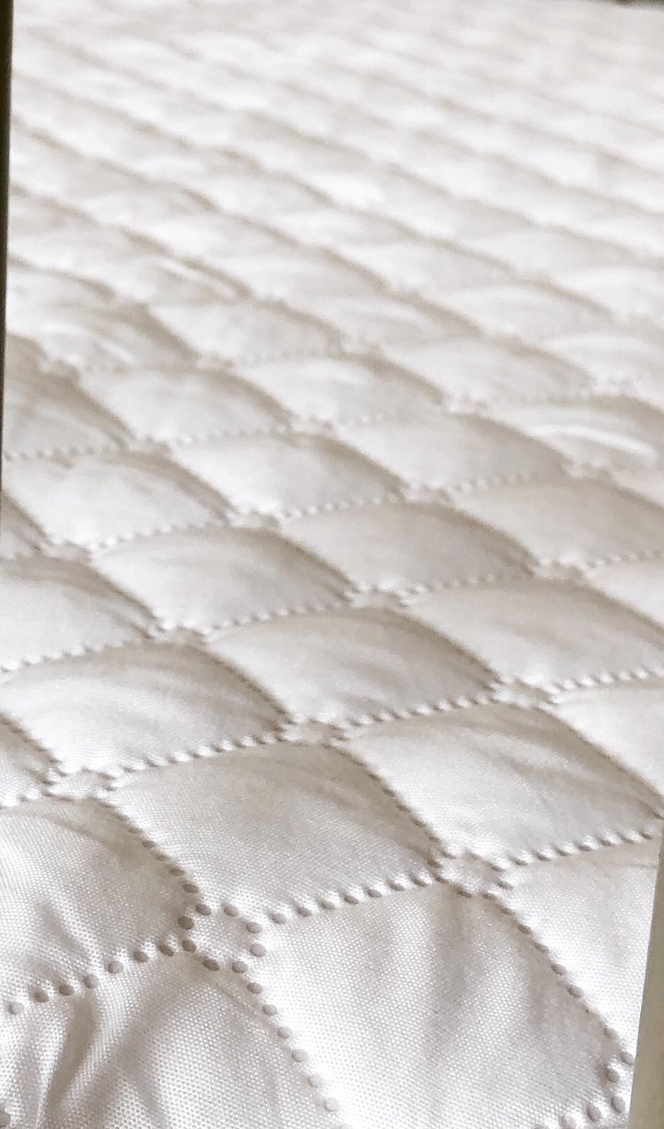 Round custom waterproof quilted mattress protector